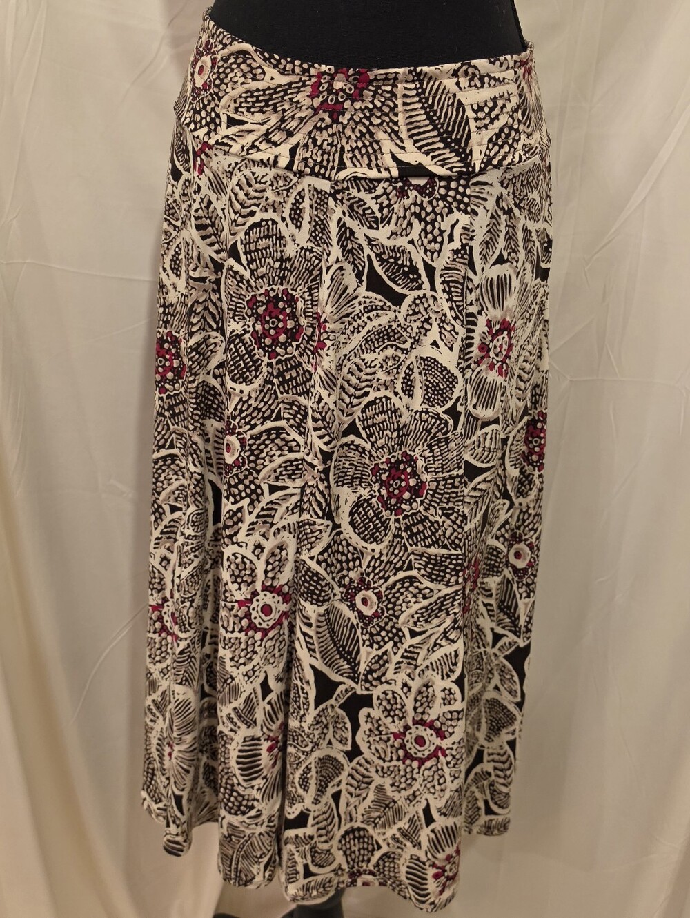 Jones Wear Petite Floral Midi Skirt PM Black Pink Abstract A-Line Stretch Retro